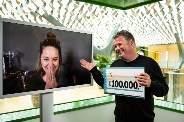 angelauiteefdeverrastdoorvriendenloterij-ambassadeurwolterkroesmet100.000euro.jpg