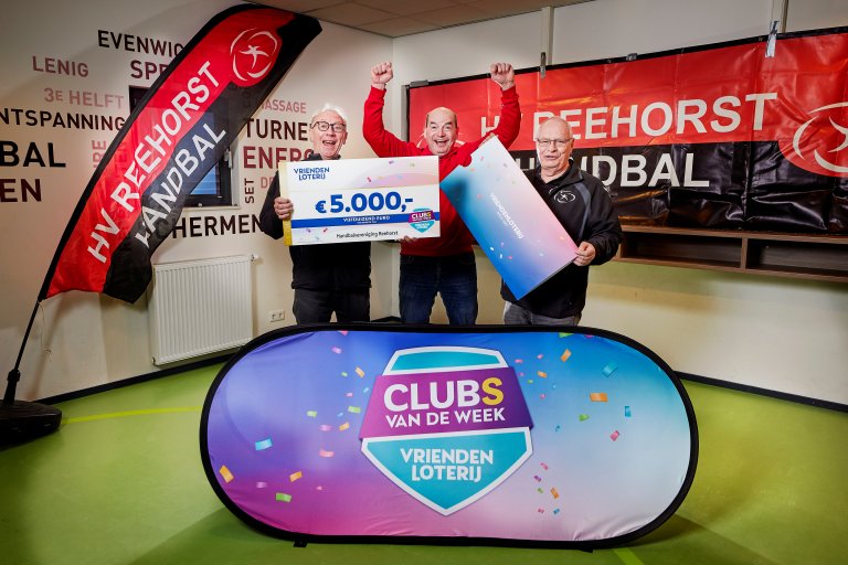 hvreehorstontvangtchequevan5.000eurovanvriendenloterij.jpg