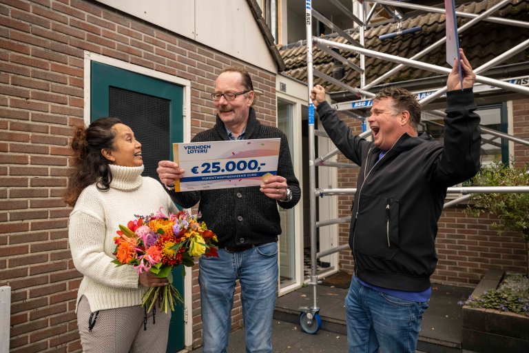 pascaluitedeverrastdoorvriendenloterij-ambassadeurwolterkroesmet25.000euro.jpg