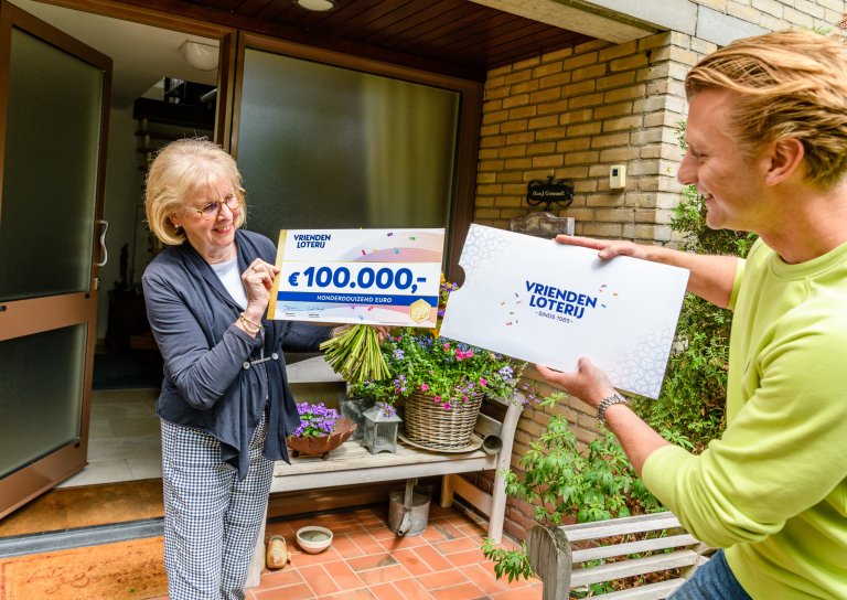 joseuitdrielverrastdoorvriendenloterij-ambassadeurjanversteeghmet100.000euro.jpg