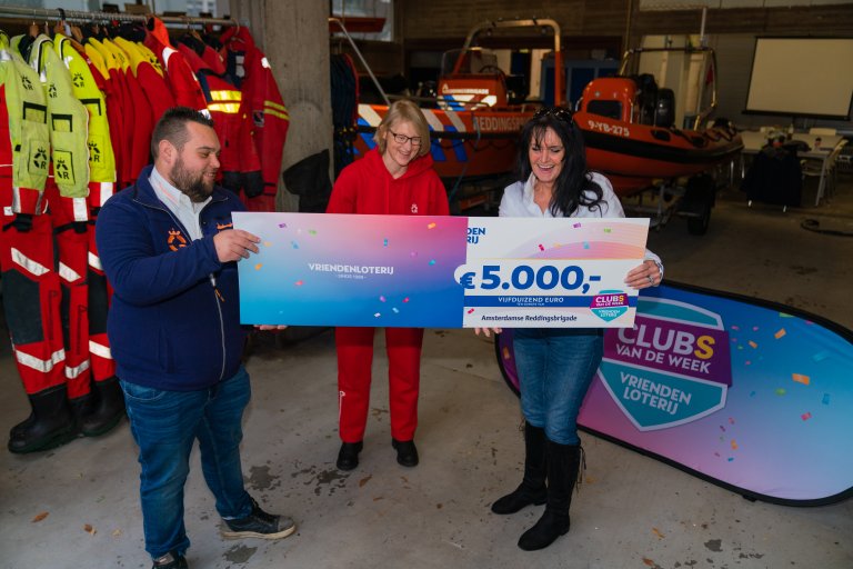 amsterdamsereddingsbrigadeontvangtchequevan5.000eurovanvriendenloterij.jpg