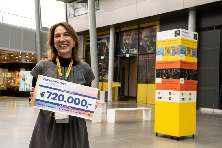 algemeendirecteuremiliegordenkermetdechequevan720.000euro.jpg