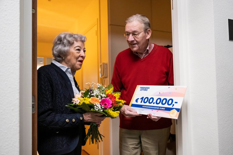 fransenmaggieuitulvenhoutverrastdoorvriendenloterij-ambassadeurjamailoman.jpg