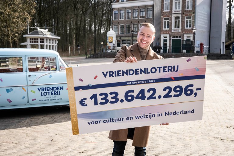 vriendenloterij-ambassadeurjamailomanmetchequetotaalbedrag (1).jpg