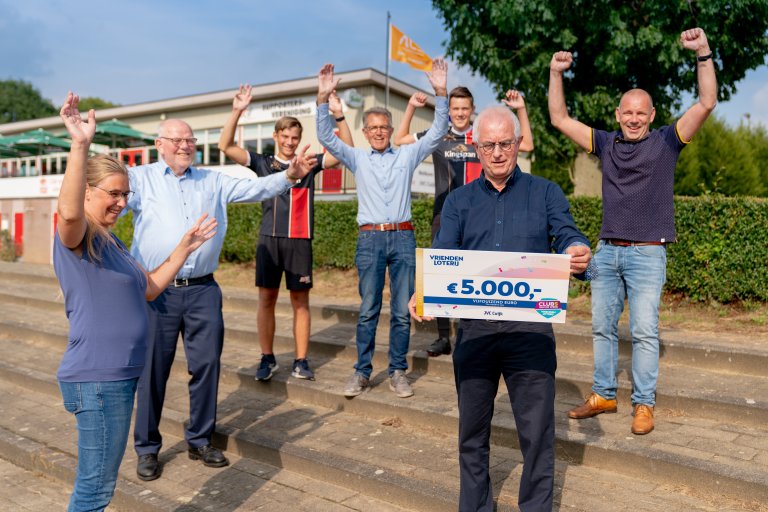 jvccuijkontvangtchequevan5.000eurovanvriendenloterij-2.jpg