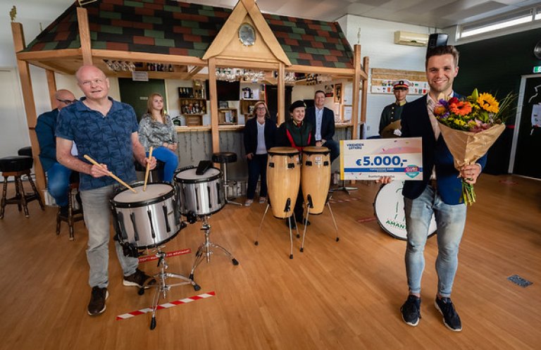 drumfanfareamantiusontvangtchequevan5.000eurovanvriendenloterij.jpg