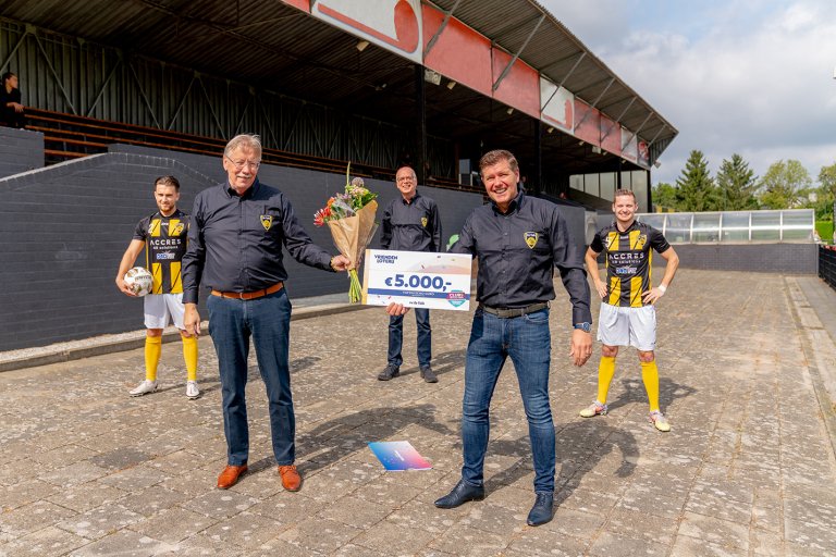 vvdevalkontvangtchequevan5.000eurovanvriendenloterij.jpg